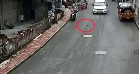 Çin'de Akılalmaz Kaza! Yoldan Fırlayan Şişe Çocuğa İsabet Etti