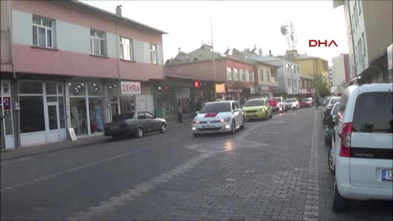 Bitlis- Ahlat'ta Asker Adayları Eline Kına Yakılarak Uğurlandı