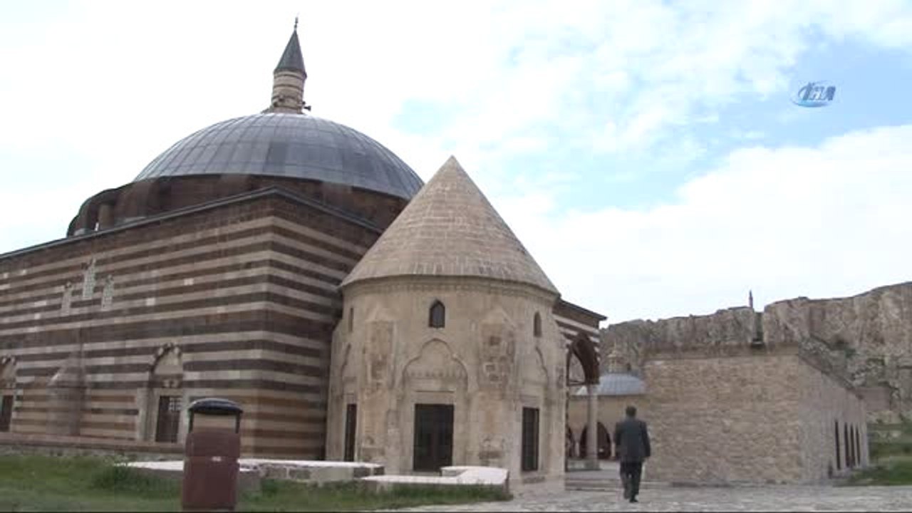 İranlı Edebiyatçıdan Türkiye'ye Övgü