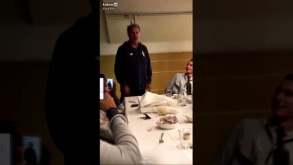LOSC : Marcelo Bielsa chante Que me van a hablar de amor pour son bizutage