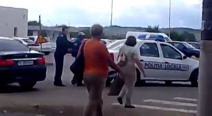 Cum transporta mai nou Politia Locala persoanele suspecte. Incredibil !