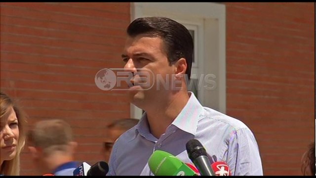 Ora News - Basha ftesë për opozitë të bashkuar por ka një kusht