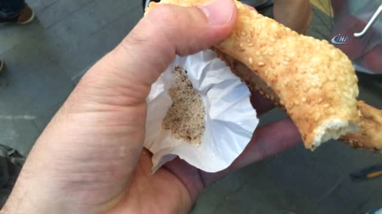 Simit Sever Misin?" Diye Sordu, "Et Varken Simit mi Yenir" Cevabını Aldı