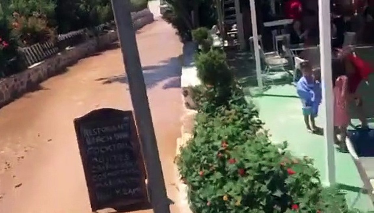 Plasin ujërat e zeza në Ksamil