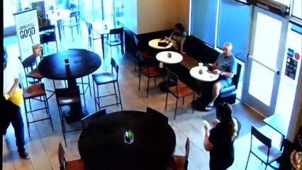 Le client d’un Starbucks s’interpose contre un braqueur armé