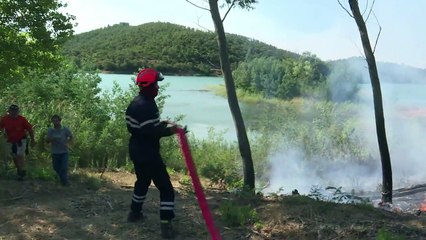 Descargar video: Holidaymakers flee as fires rage in southern France