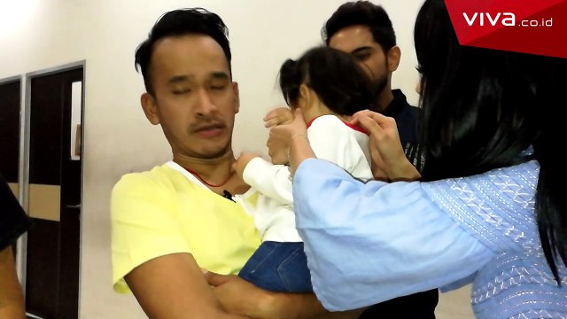 Ayu Ting Ting dan Ankit Bathla Cium Anak Siapa?