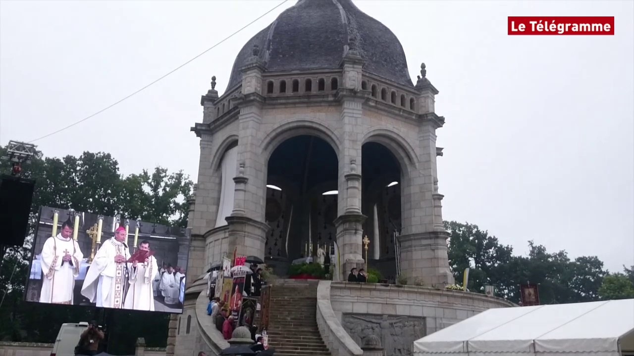 Auray. Pardon de Sainte-Anne d'Auray : un hommage au Père Jacques Hamel