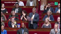 Les Insoumis amènent 5 euros de courses à l'Assemblée Nationale pour protester contre la baisse des APL