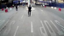 Espagne: un homme armé d'un couteau crie "Allah Akbar", le policier l'assomme avec une barrière en plastique