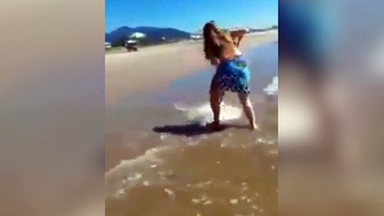 Cette femme n'a pas très bien compris l'utilité d'un balai raclette !