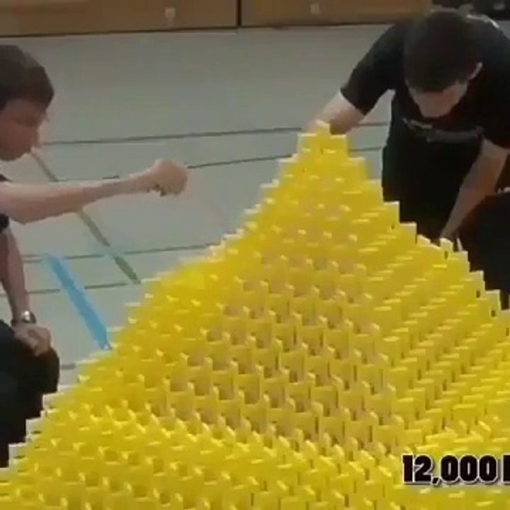 Il ruine plus de 20h de boulots sur une pyramide de dominos... Oups