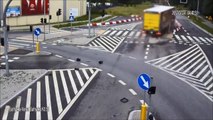 Un routier perd le controle de son camion et détruit complètement le carrefour