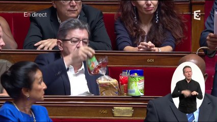 Baisse des APL : Mélenchon déballe un panier de courses à cinq euros en pleine séance à l'Assemblée