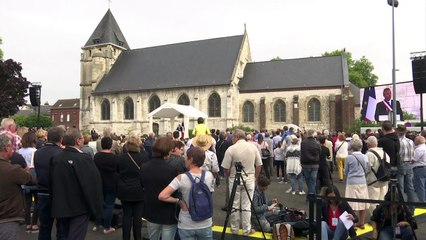 Padre degolado pelo EI é homenageado na França
