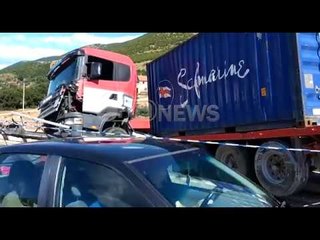 Ora News – Kamioni më targa të Kosovës del nga rruga, dy të plagosur