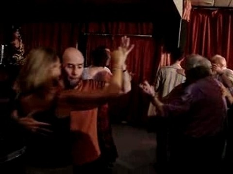 Mazurka Assis sur le bord du lit