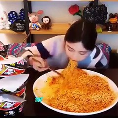 Bir tencere makarnayı yiyen kadın - acemikamera