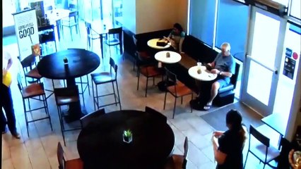 L'intervention d'un client dans un Starbucks contre un voleur armé !