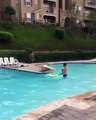 Ce mec a failli briser son dos en essayant de traverser une piscine sur une planche !