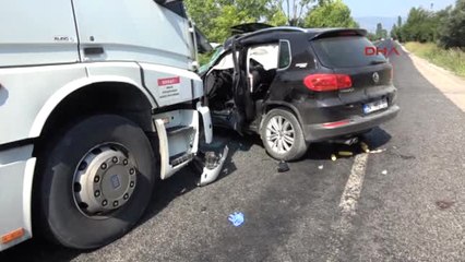 Bursa Zeytinlikten Ana Yola Çıkan Cipe Tır Çarptı: 1 Ölü, 4 Yaralı