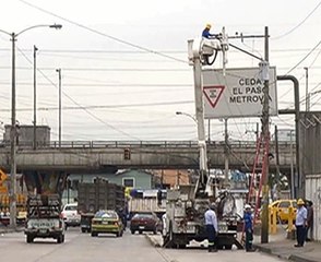 Un auto derribo un poste y dejó sin energía eléctrica al norte de Guayaquil