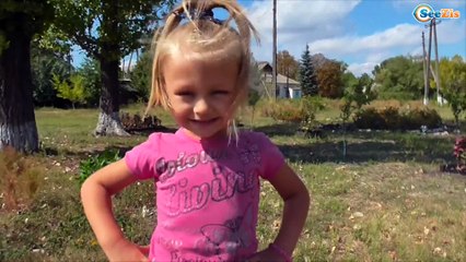 ВЛОГ Маленькая девочка Ярослава играет с котятами и кошками