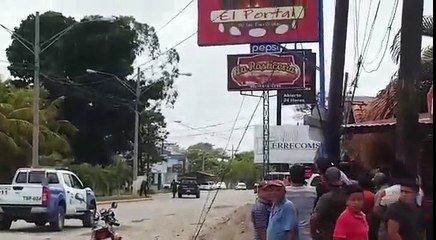 VIDEO: Policías y supuesto efectivo de las FFAA bajo efectos de las drogas en fuego cruzado en Tocoa, Colón