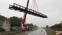 Pose de la nouvelle passerelle de Saint-Colombier