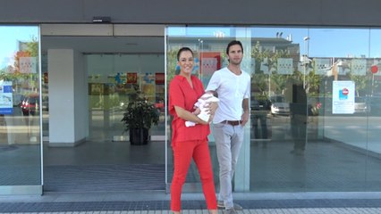 Ana Bono y Gabriel Funes vuelven a casa con su hija Ana