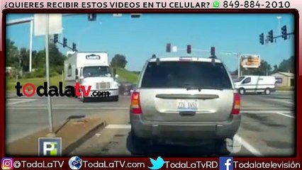 En video: el aparatoso vuelco de un camión tras perder el control por culpa de otro auto-Primer Impacto-Video