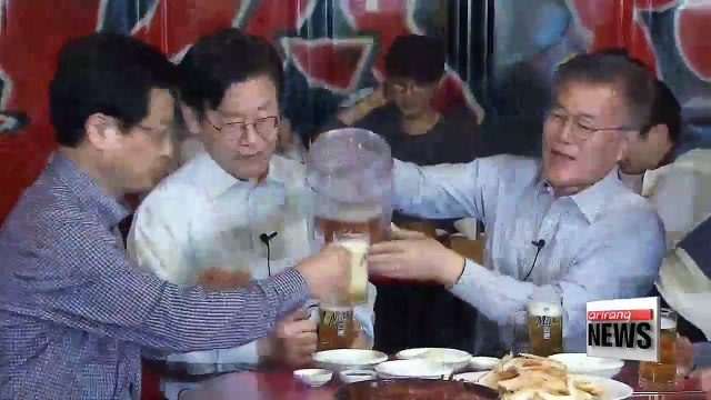 President Moon to discuss economic direction with business tycoons over beer at the Blue House