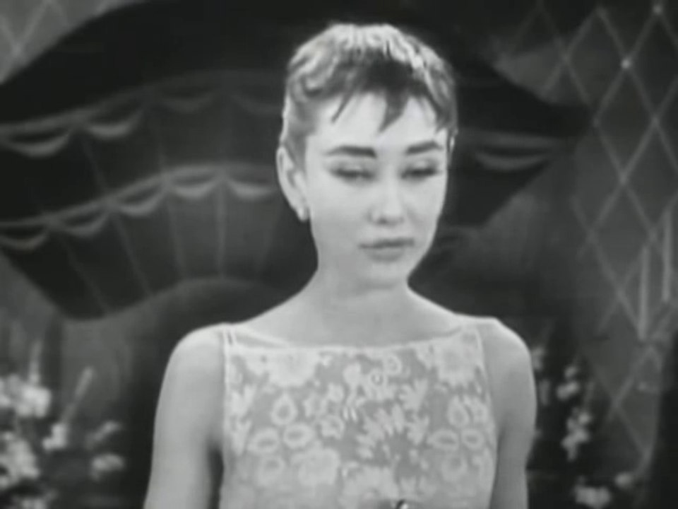 Audrey Hepburn recibe de Gary Cooper el Oscar a la Mejor Actriz por "Vacaciones en Roma" en 1954