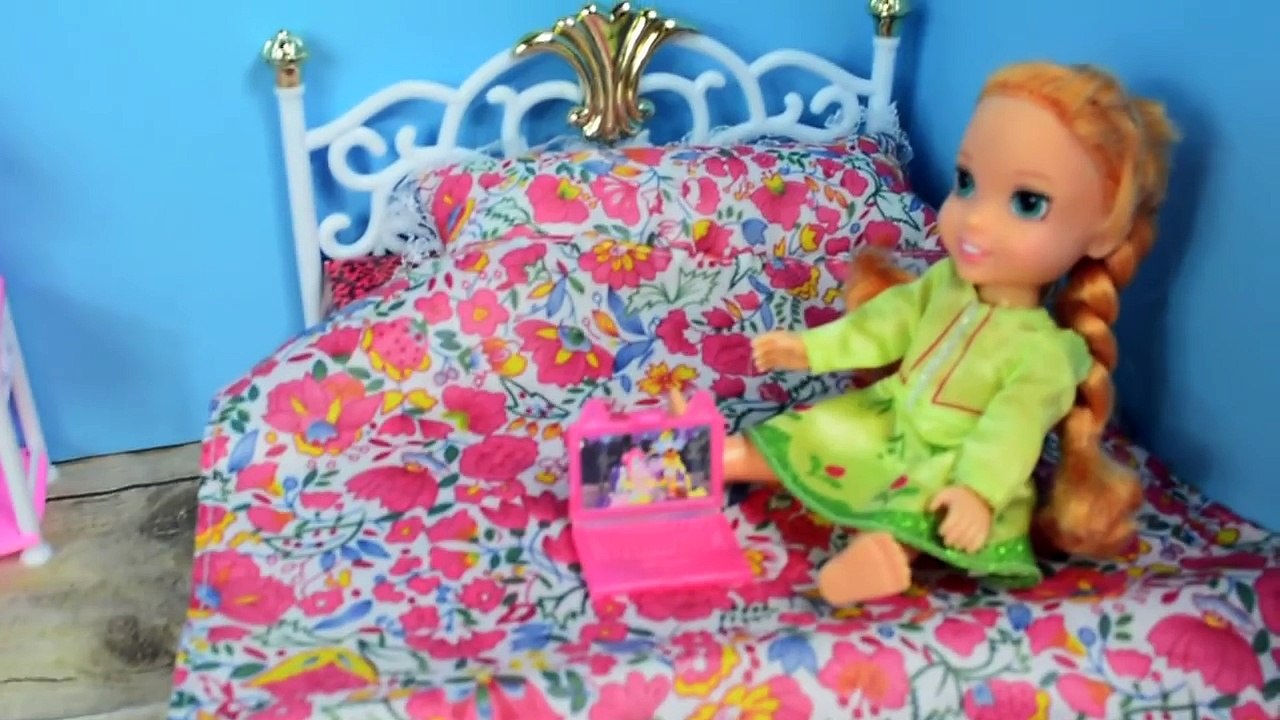 Elsa And Anna Toddlers Littlest Pet Shop Pig RUNS AWAY! toy heroes anna and elsa YouTube