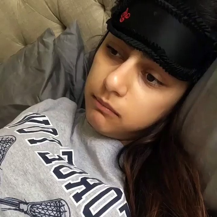 Mia khalifa Chorando