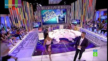 La anfitriona de la televisión Cristina Pedroche se empapa en el agua en un programa de televisión en vivo