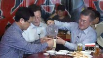 President Moon to discuss economic direction with business tycoons over beer at the Blue House