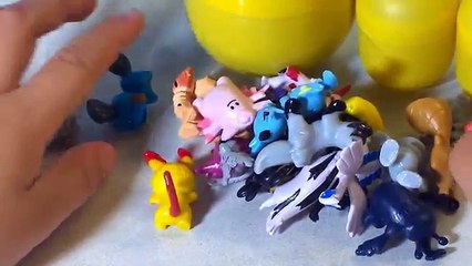 Et homme chauve-souris des œufs aller Kinder surprise pokemon superman pikachu