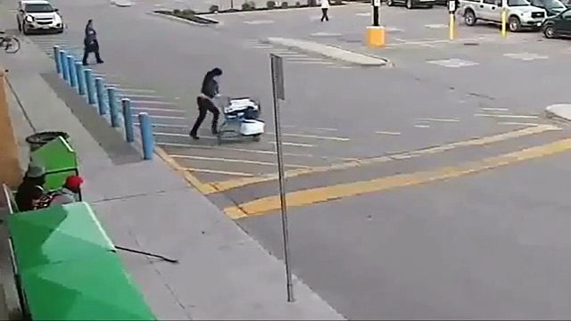 Elle vole un caddie mais le Karma va la rattraper... Enorme gamelle