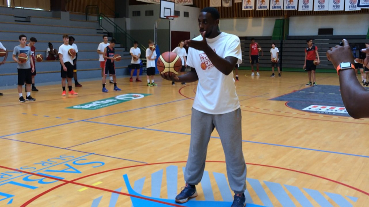 Paccelis Morlende anime un entraînement du France basket camps