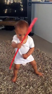 Un bébé déjà pret pour faire le Haka alors qu'il porte encore des couches!