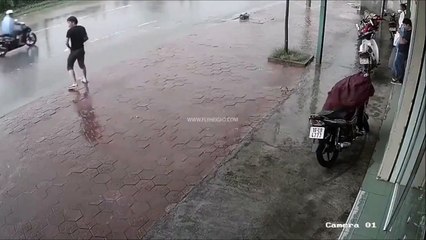 Il n'aurait pas du faire pipi au bord de la route... L'arroseur arrosé!!!