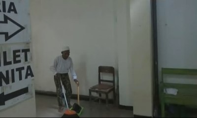 Kakek Penjaga Toilet Menabung 4 Tahun Demi Naik Haji