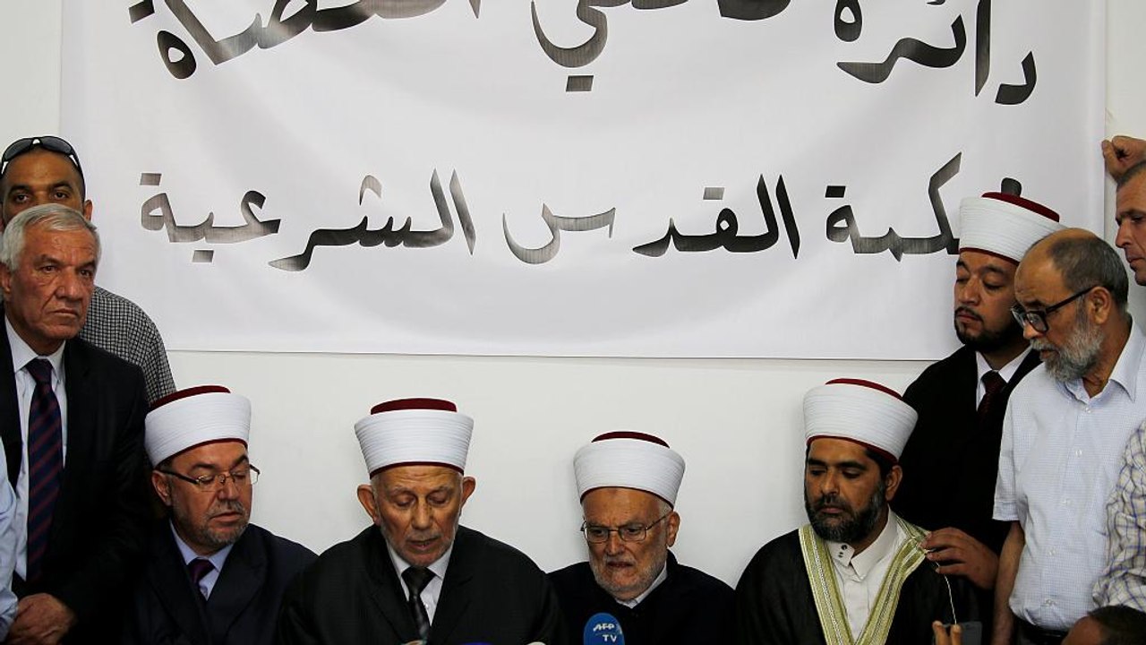 مفتي القدس والديار الفلسطينية يدعو الناس الى الصلاة داخل المسجد الأقصى