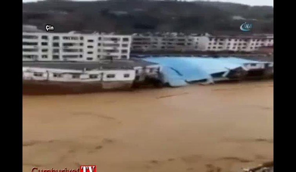 Sel binayı böyle yıktı