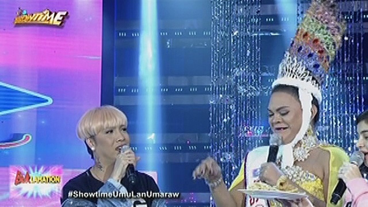 It's Showtime Miss Q & A: Juliana Parizcova Segovia eats chicharon
