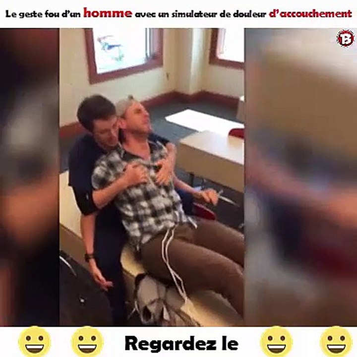 Le geste fou d’un homme avec un simulateur de douleur d’accouchement .Regardez le