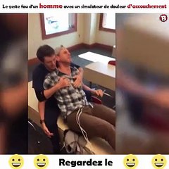Le geste fou d’un homme avec un simulateur de douleur d’accouchement .Regardez le