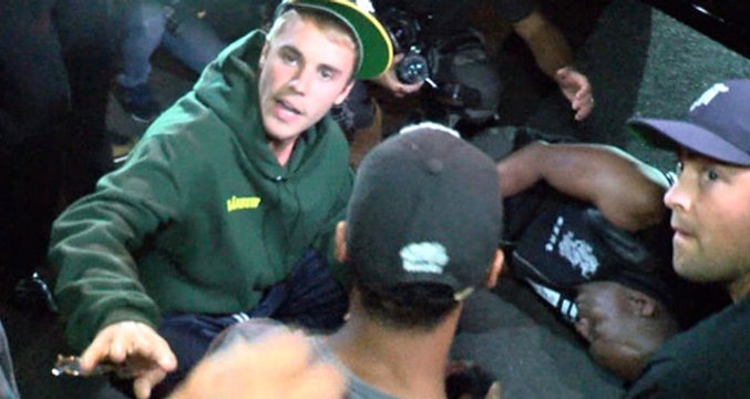 Ünlü Şarkıcı Justin Bieber Kendisini Görüntüleyen Gazeteciye Yanlışlıkla Çarptı