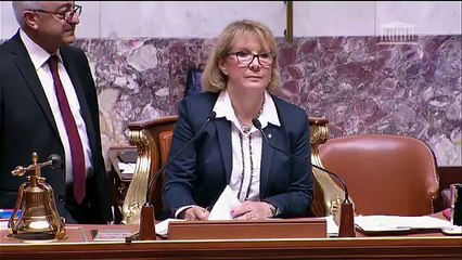 Le grand bazar continue à l'Assemblée nationale: la chemise du député François Ruffin sort de son pantalon